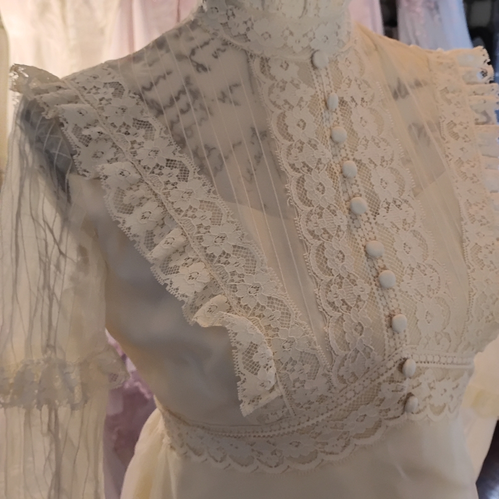 Elegant Cream Lace Wedding Dress